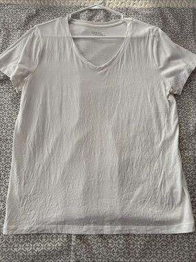 Time and Tru White V-Neck Short Sleeve Tee